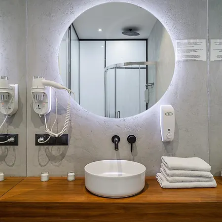 Lumina Near The Palace Of Culture