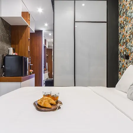 Lumina Near The Palace Of Culture *