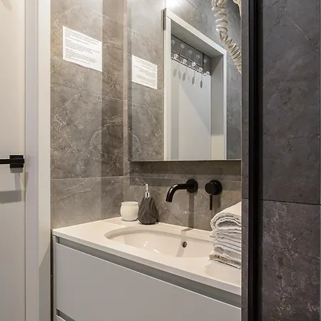 Lumina Near The Palace Of Culture *